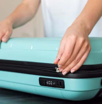 donna-che-fa-i-bagagli-per-la-prossima-vacanza_23-2149064218
